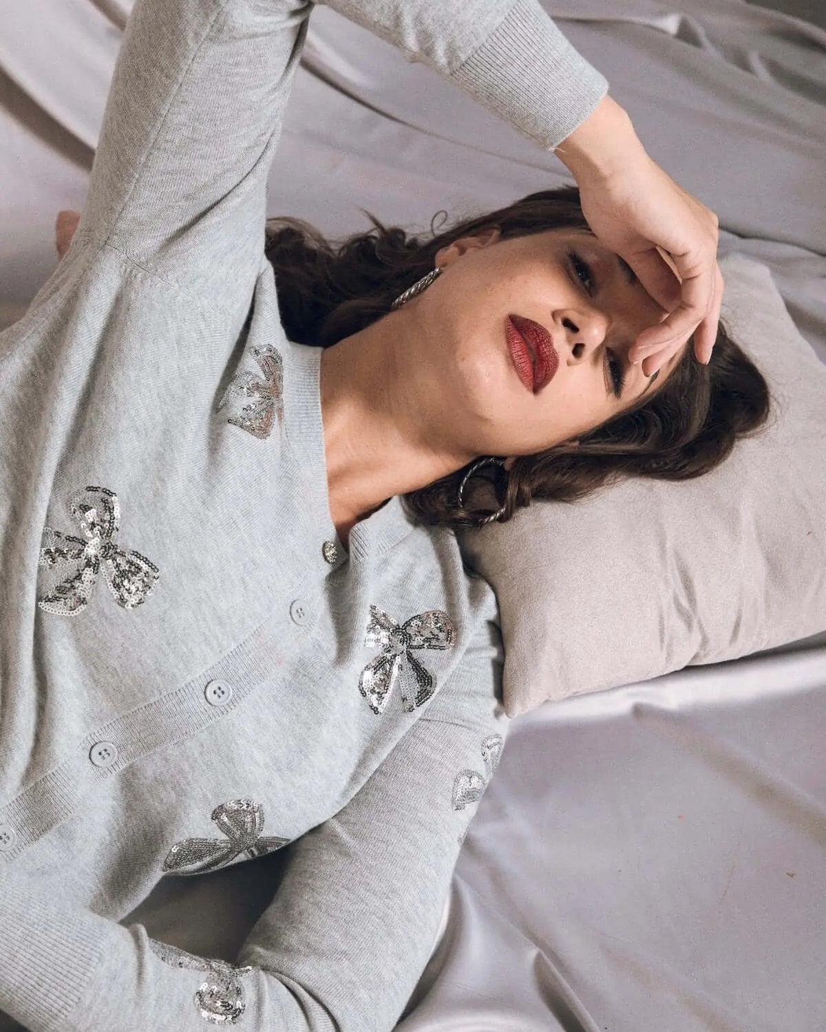 Cardigan con fiocchi ricamati in paillettes silver LIGHT GREY DORABELLA