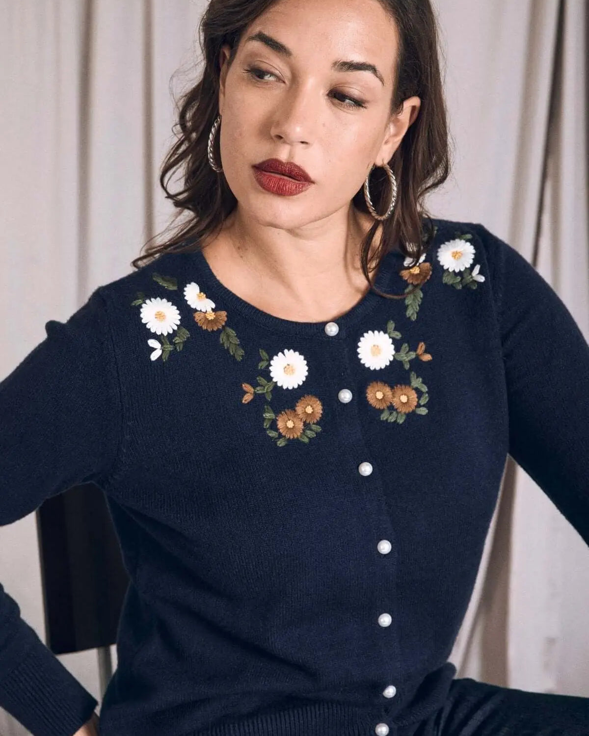 Cardigan girocollo con bottoni e fiori ricamati BLU DORABELLA