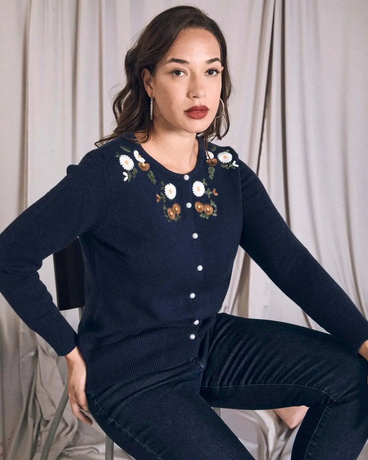 Cardigan girocollo con bottoni e fiori ricamati BLU DORABELLA