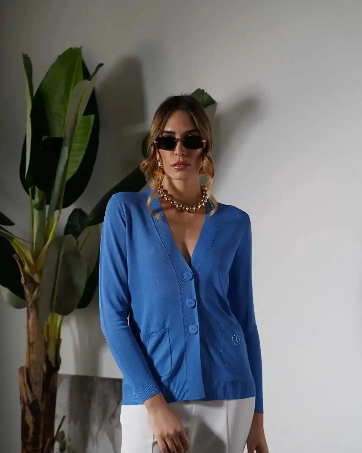 Cardigan scollo a V in maglia di misto viscosa con logo in strass. DORABELLA