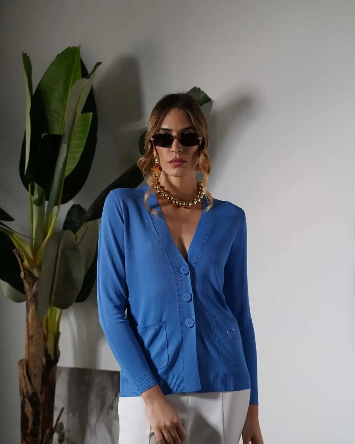 Cardigan scollo a V in maglia di misto viscosa con logo in strass. DORABELLA