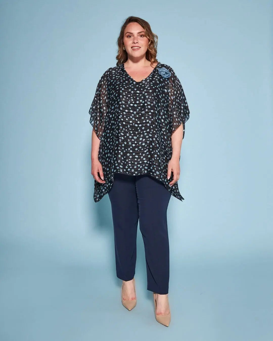 Casacca con scollo a V in georgette a fantasia con spilla a forma di rosa in tessuto lurex. AZZURRO DORABELLA PIU'