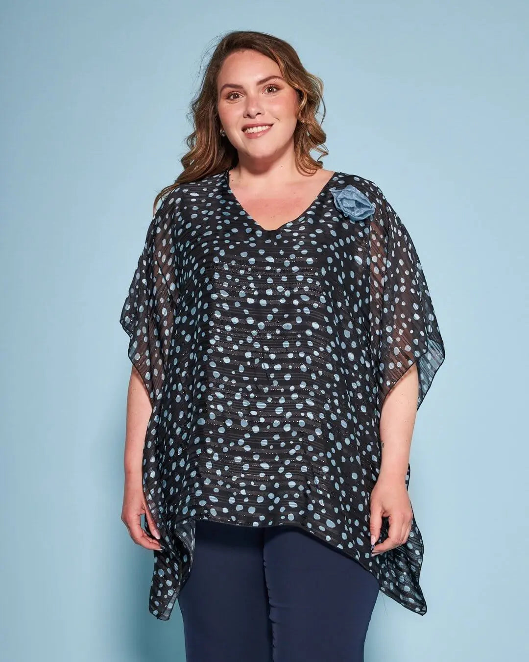 Casacca con scollo a V in georgette a fantasia con spilla a forma di rosa in tessuto lurex. AZZURRO DORABELLA PIU'