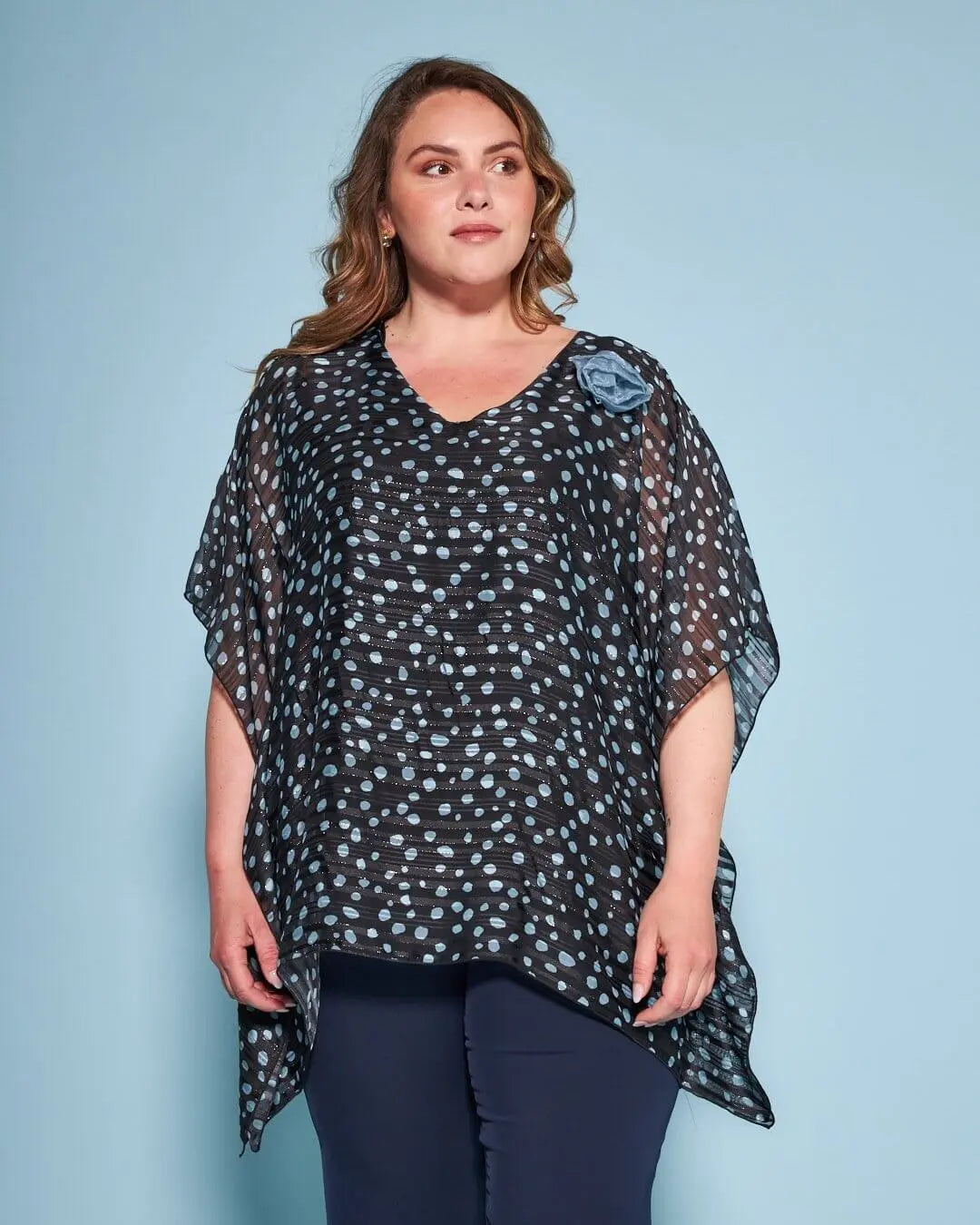 Casacca con scollo a V in georgette a fantasia con spilla a forma di rosa in tessuto lurex. AZZURRO DORABELLA PIU'