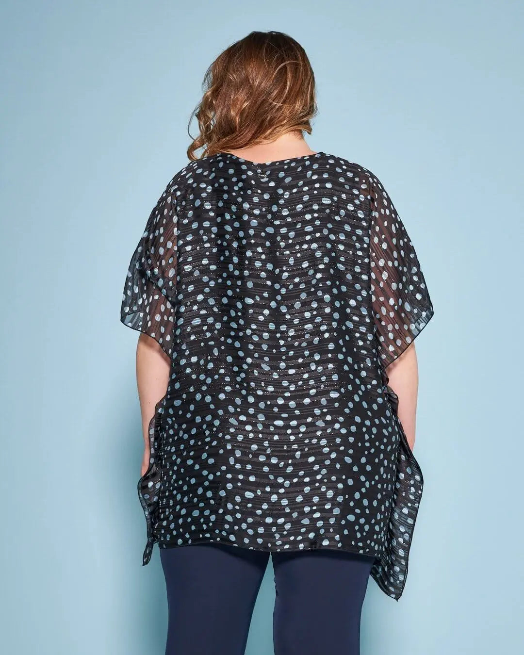 Casacca con scollo a V in georgette a fantasia con spilla a forma di rosa in tessuto lurex. AZZURRO DORABELLA PIU'