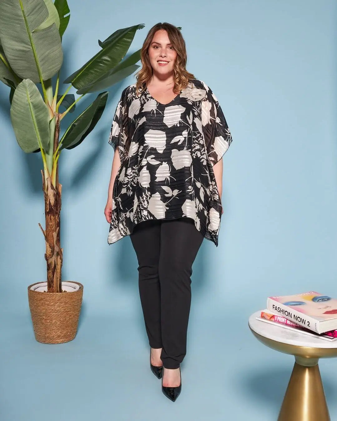 Casacca con scollo a V in georgette a fantasia con spilla a forma di rosa in tessuto lurex. BIANCO-NERO DORABELLA PIU'