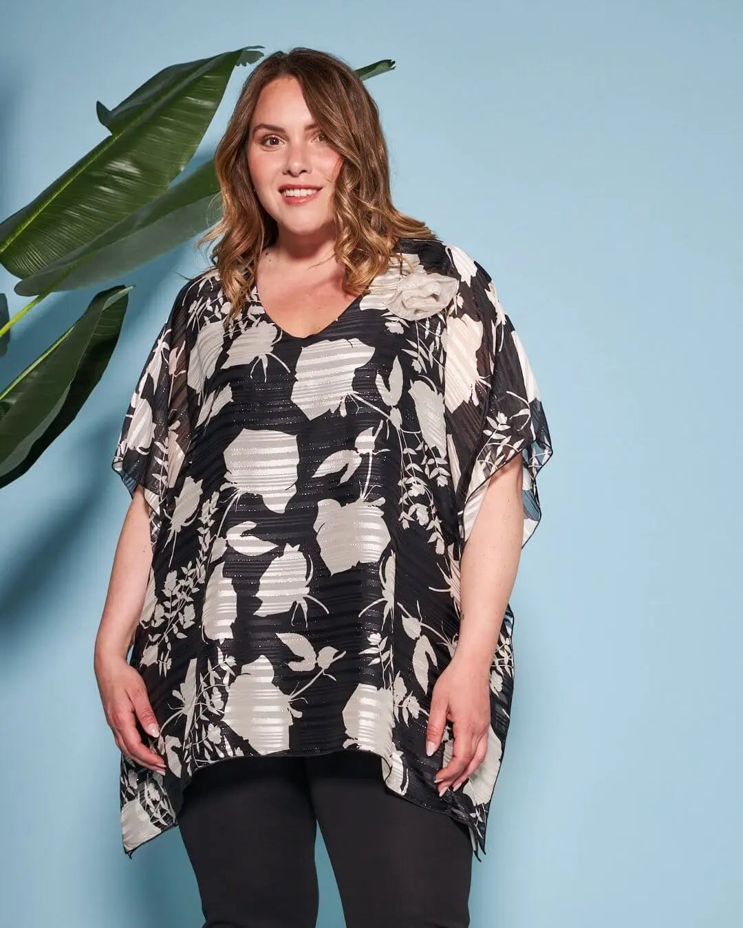 Casacca con scollo a V in georgette a fantasia con spilla a forma di rosa in tessuto lurex. BIANCO-NERO DORABELLA PIU'