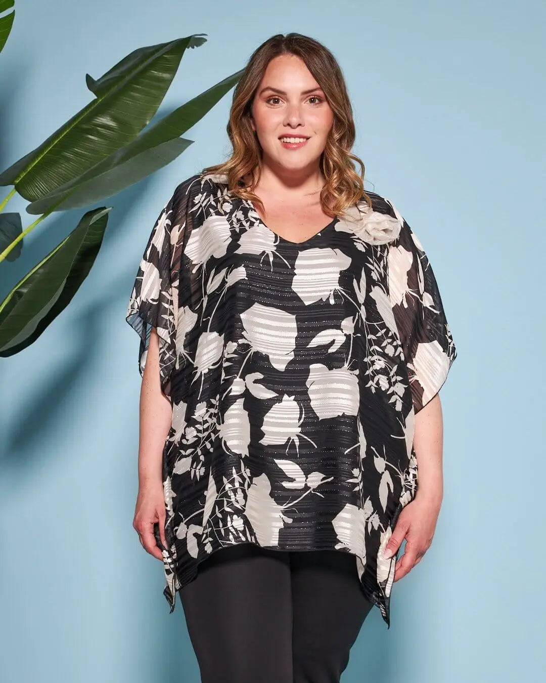 Casacca con scollo a V in georgette a fantasia con spilla a forma di rosa in tessuto lurex. BIANCO-NERO DORABELLA PIU'