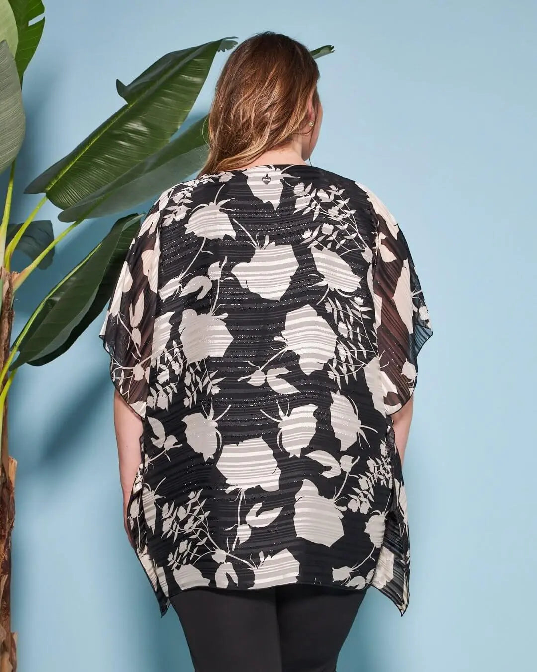 Casacca con scollo a V in georgette a fantasia con spilla a forma di rosa in tessuto lurex. BIANCO-NERO DORABELLA PIU'