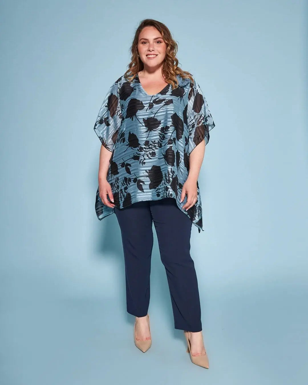 Casacca con scollo a V in georgette a fantasia con spilla a forma di rosa in tessuto lurex. CELESTE DORABELLA PIU'