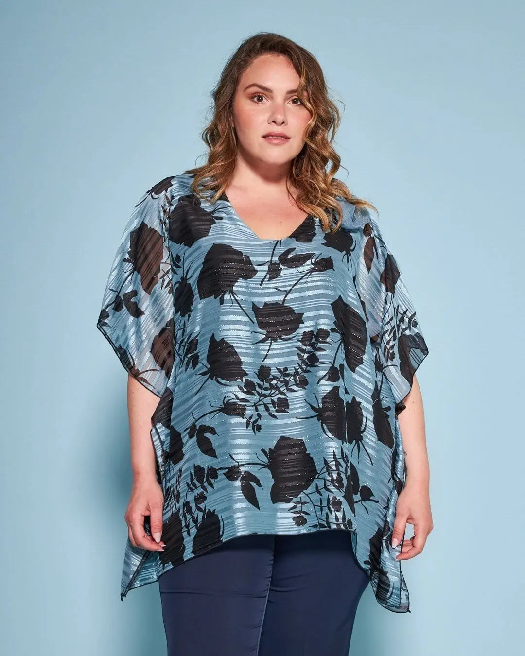 Casacca con scollo a V in georgette a fantasia con spilla a forma di rosa in tessuto lurex. CELESTE DORABELLA PIU'