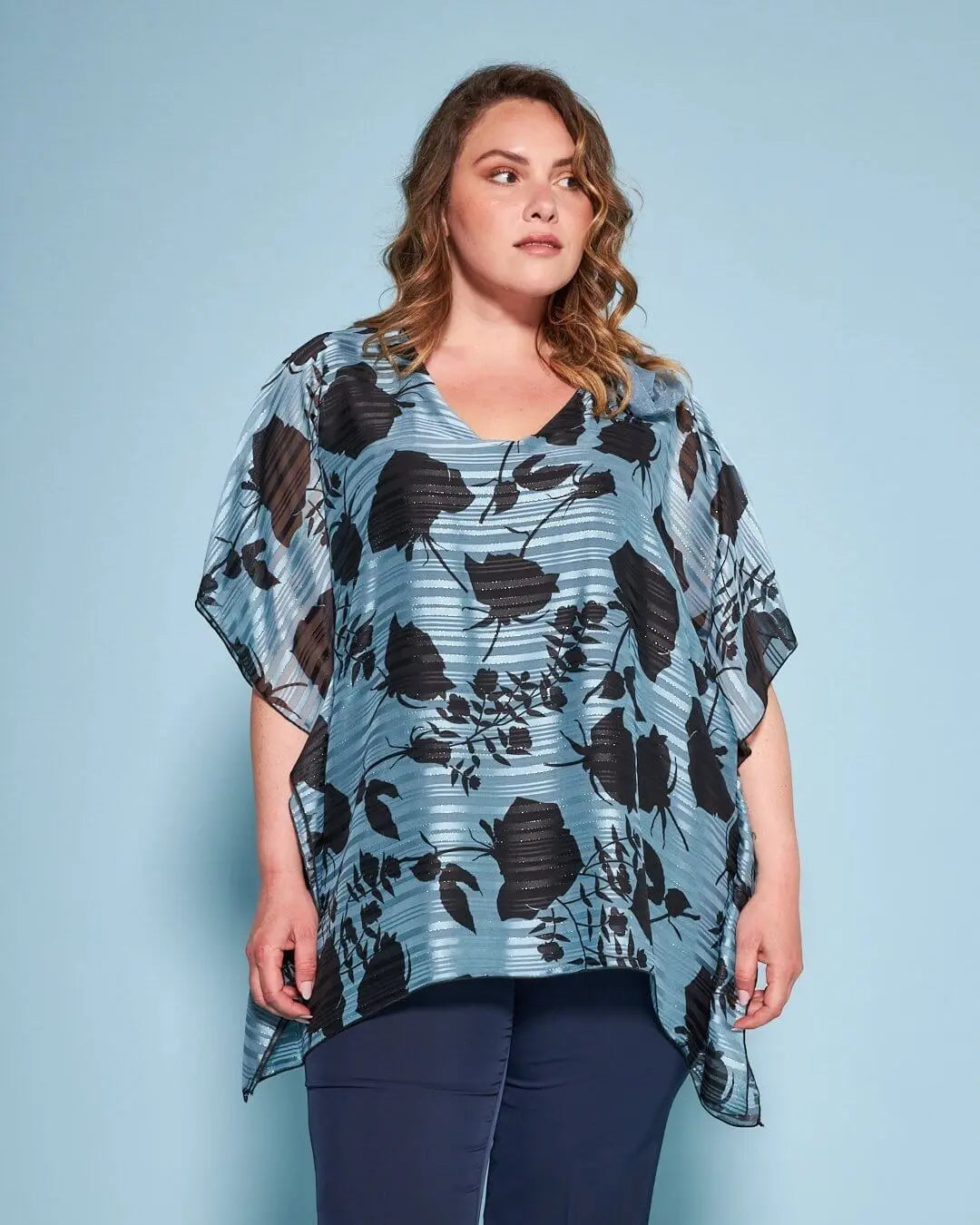 Casacca con scollo a V in georgette a fantasia con spilla a forma di rosa in tessuto lurex. CELESTE DORABELLA PIU'