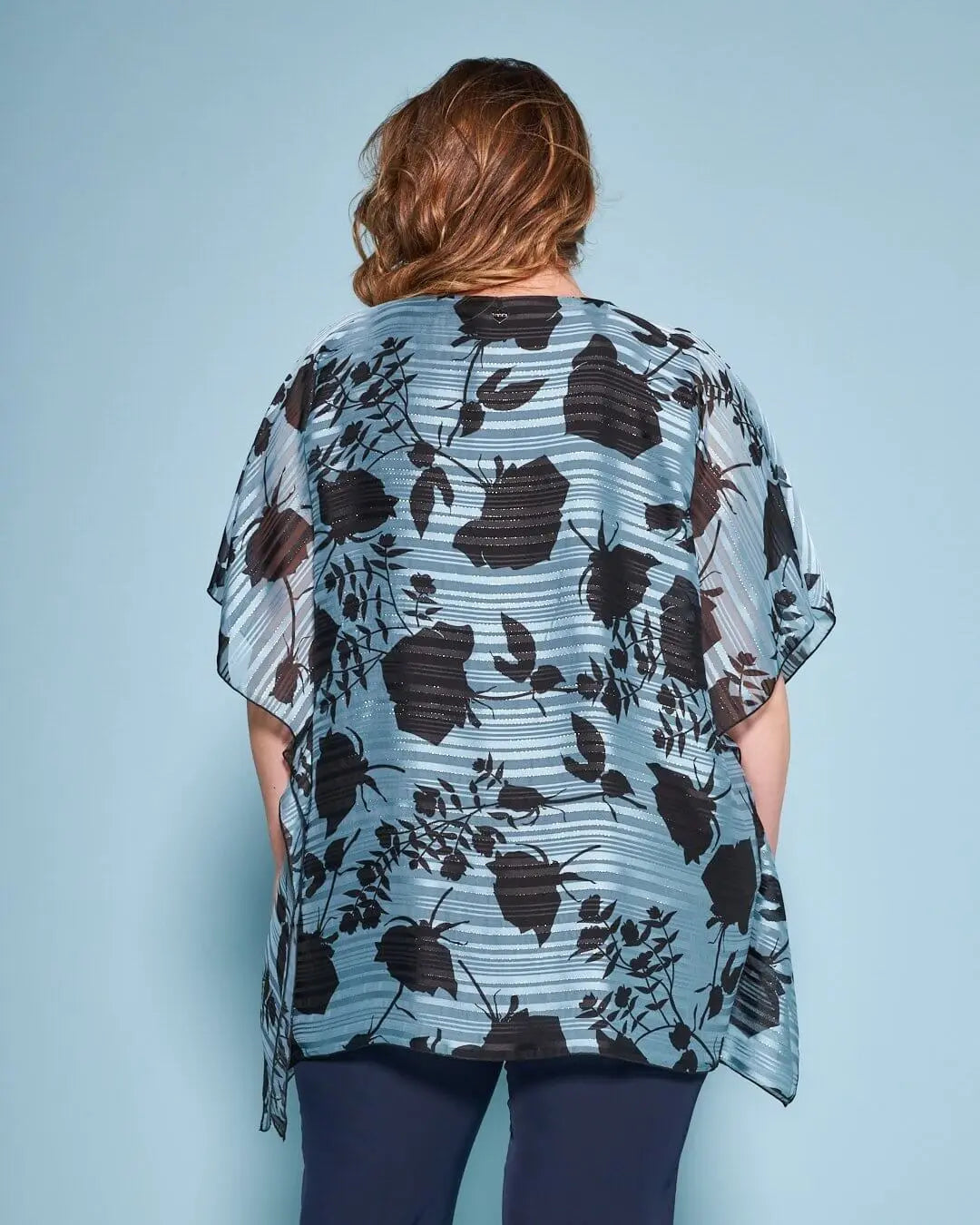 Casacca con scollo a V in georgette a fantasia con spilla a forma di rosa in tessuto lurex. CELESTE DORABELLA PIU'