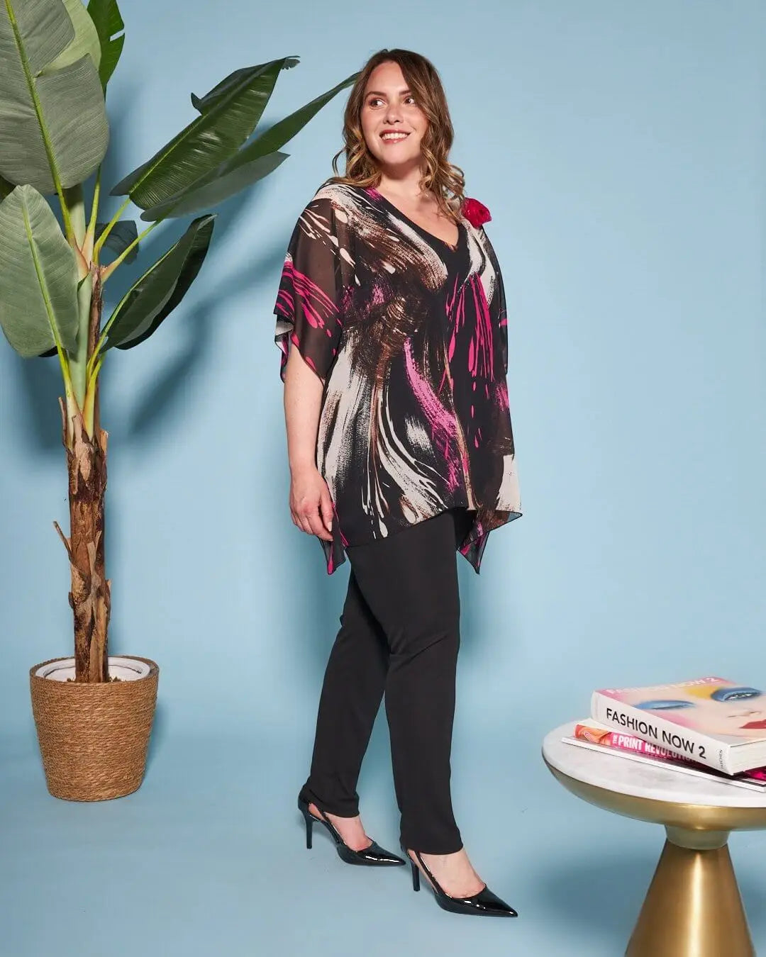 Casacca con scollo a V in georgette a fantasia con spilla a forma di rosa in tessuto lurex. FUXIA DORABELLA PIU'