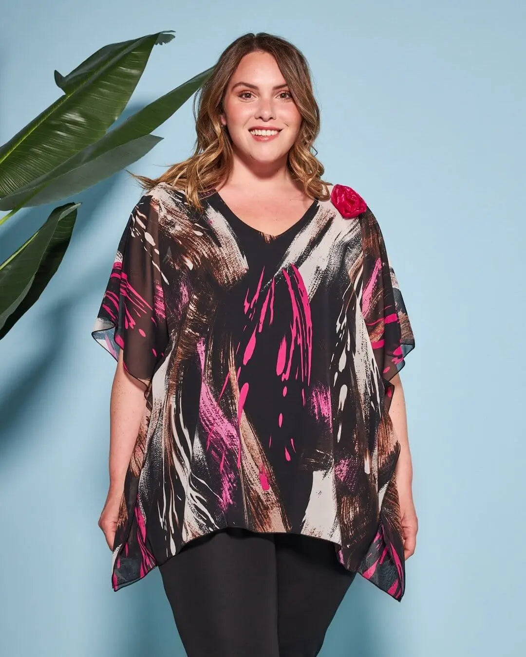 Casacca con scollo a V in georgette a fantasia con spilla a forma di rosa in tessuto lurex. FUXIA DORABELLA PIU'