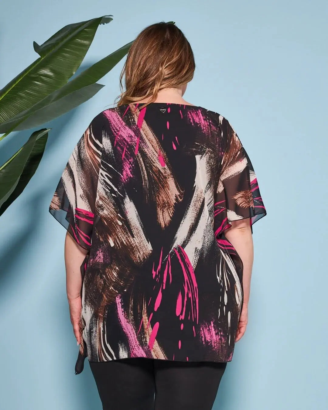 Casacca con scollo a V in georgette a fantasia con spilla a forma di rosa in tessuto lurex. FUXIA DORABELLA PIU'