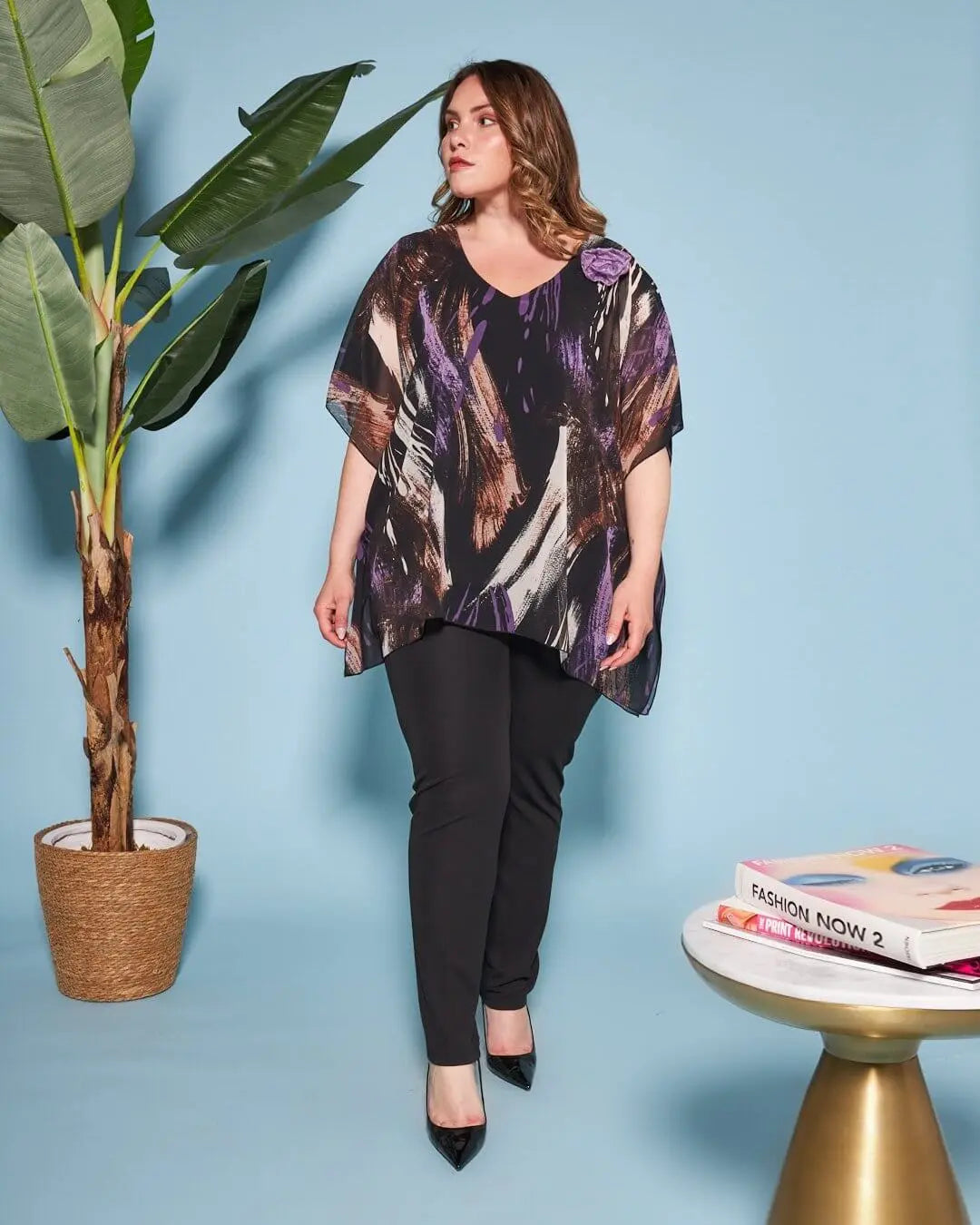 Casacca con scollo a V in georgette a fantasia con spilla a forma di rosa in tessuto lurex. LILLA DORABELLA PIU'