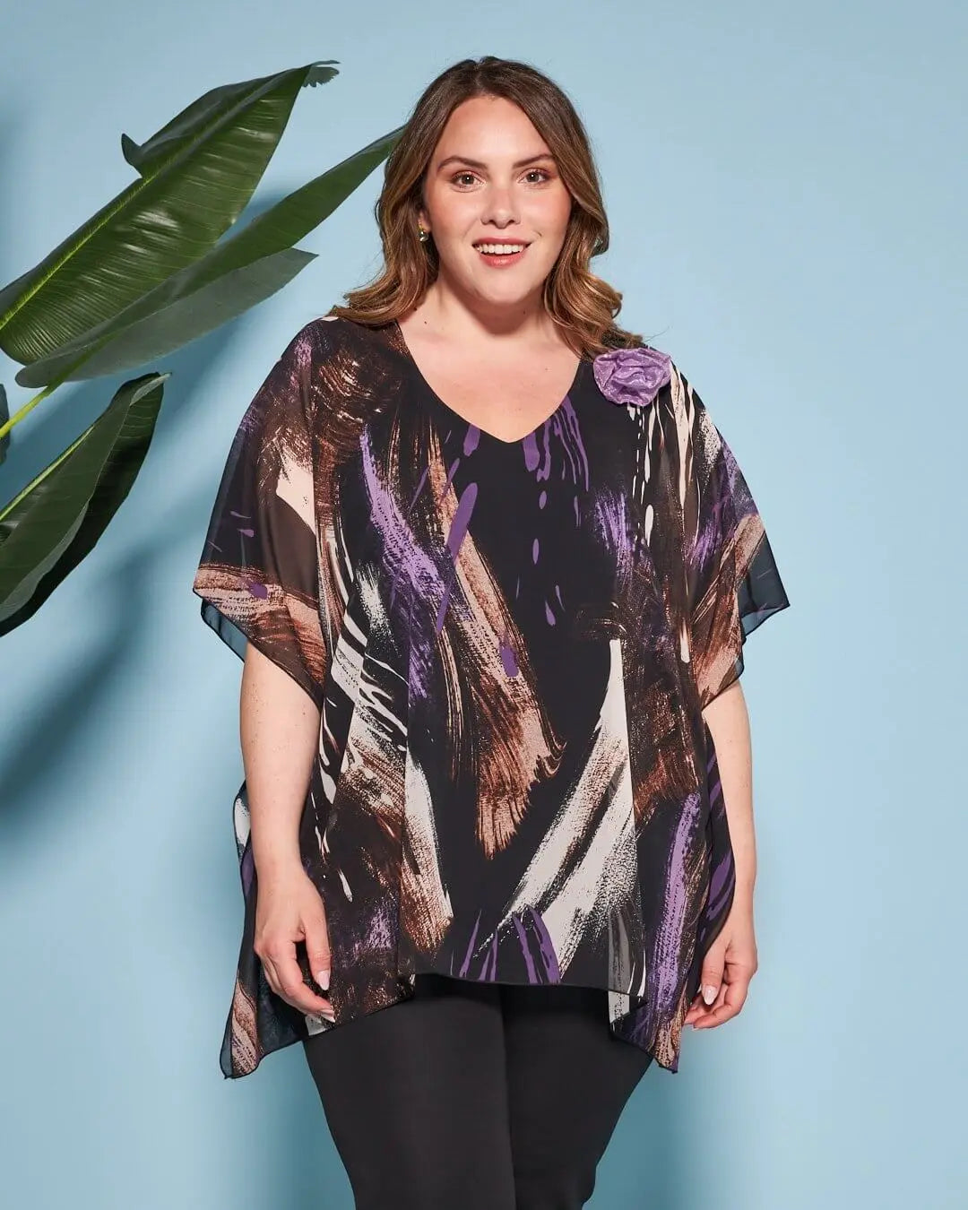 Casacca con scollo a V in georgette a fantasia con spilla a forma di rosa in tessuto lurex. LILLA DORABELLA PIU'