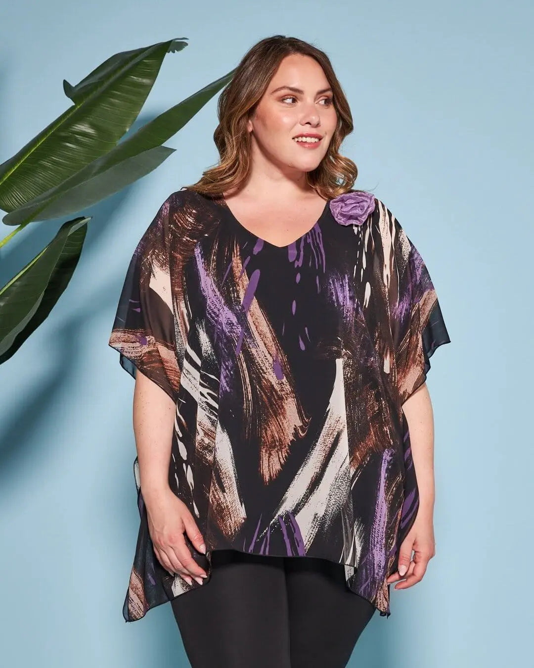 Casacca con scollo a V in georgette a fantasia con spilla a forma di rosa in tessuto lurex. LILLA DORABELLA PIU'