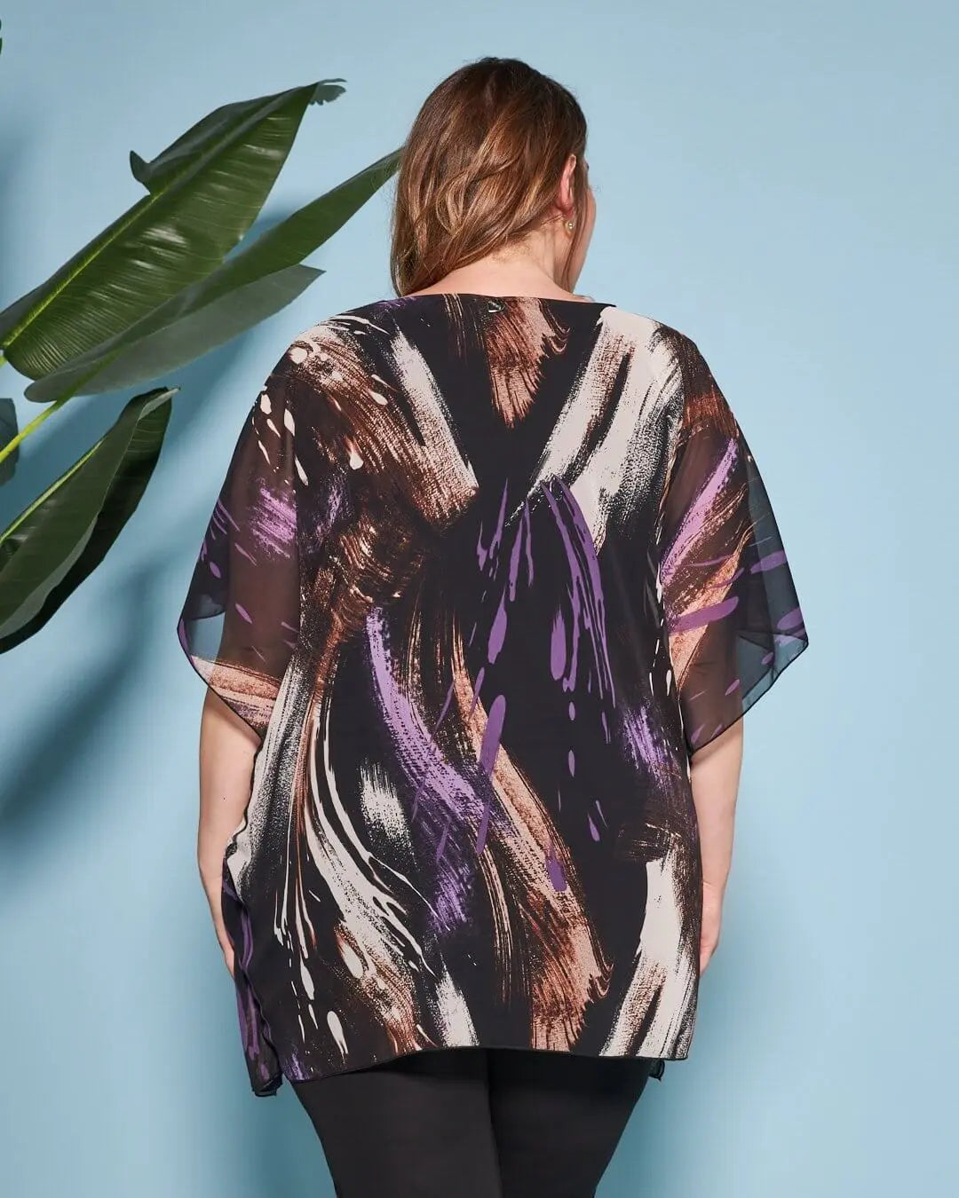 Casacca con scollo a V in georgette a fantasia con spilla a forma di rosa in tessuto lurex. LILLA DORABELLA PIU'