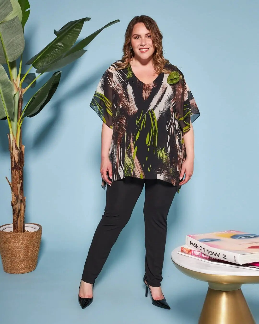 Casacca con scollo a V in georgette a fantasia con spilla a forma di rosa in tessuto lurex. LIME DORABELLA PIU'