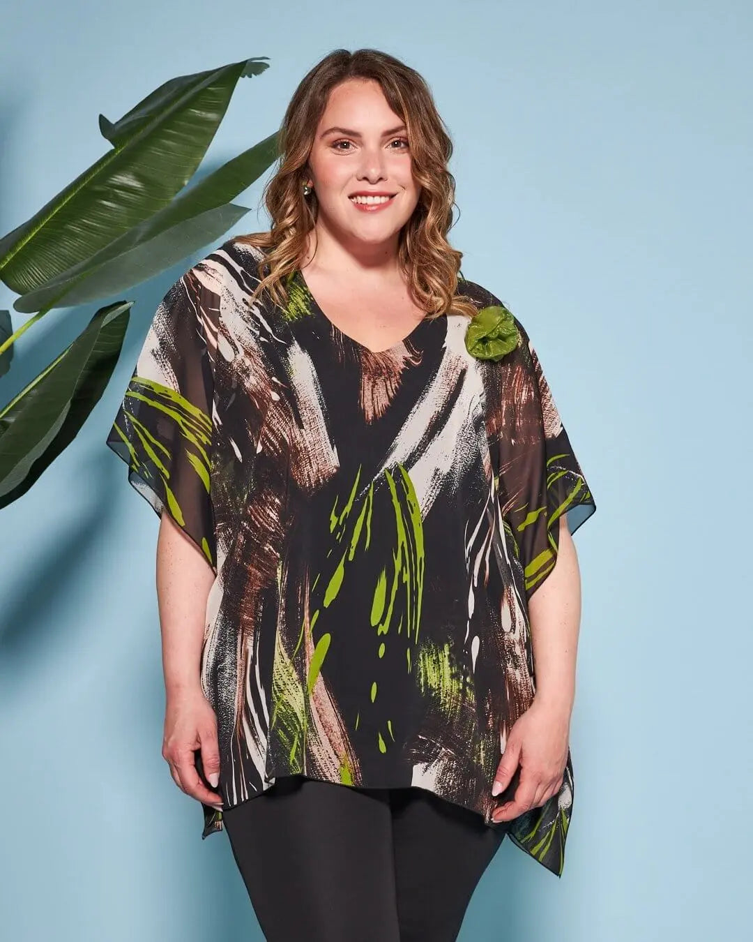 Casacca con scollo a V in georgette a fantasia con spilla a forma di rosa in tessuto lurex. LIME DORABELLA PIU'