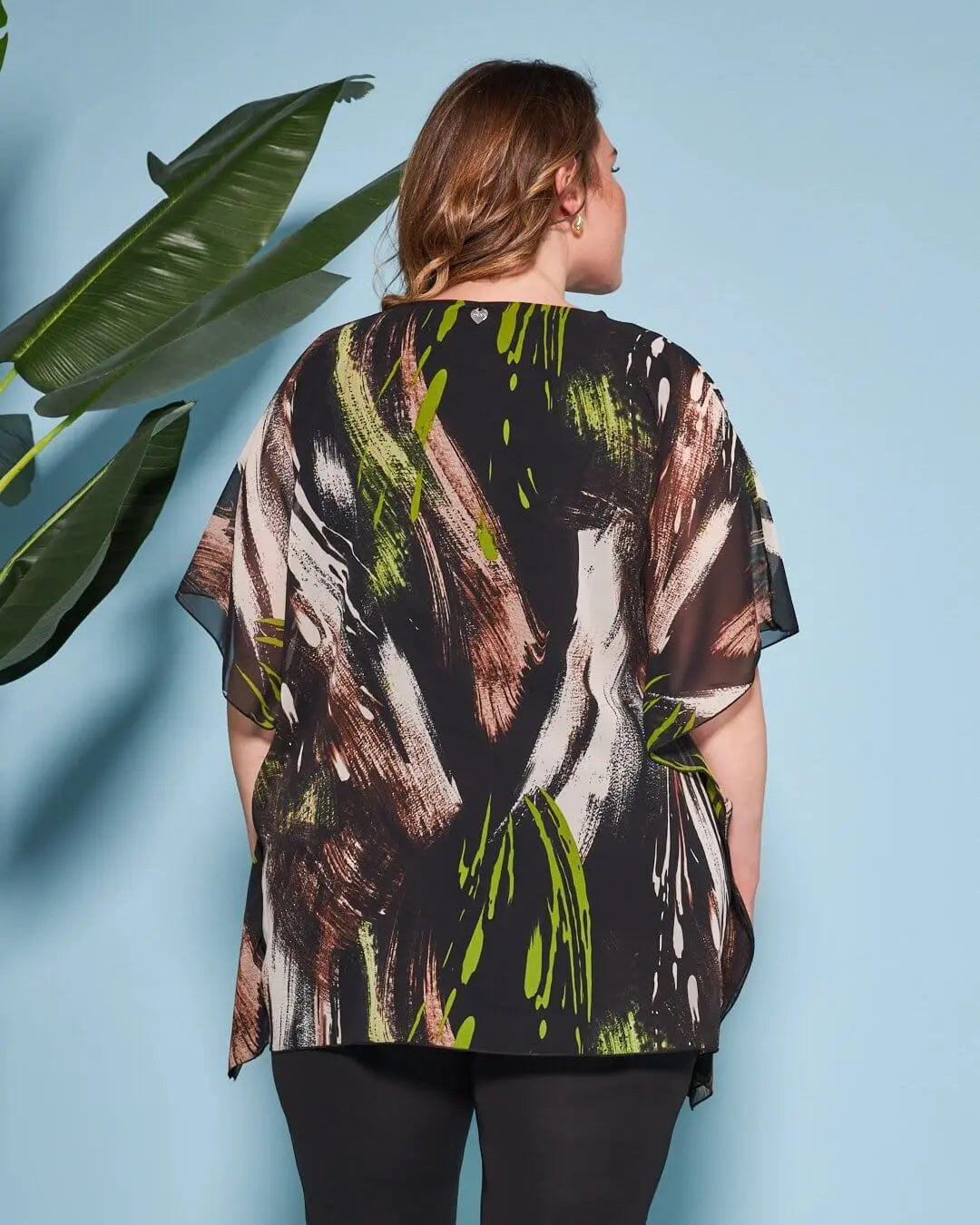 Casacca con scollo a V in georgette a fantasia con spilla a forma di rosa in tessuto lurex. LIME DORABELLA PIU'