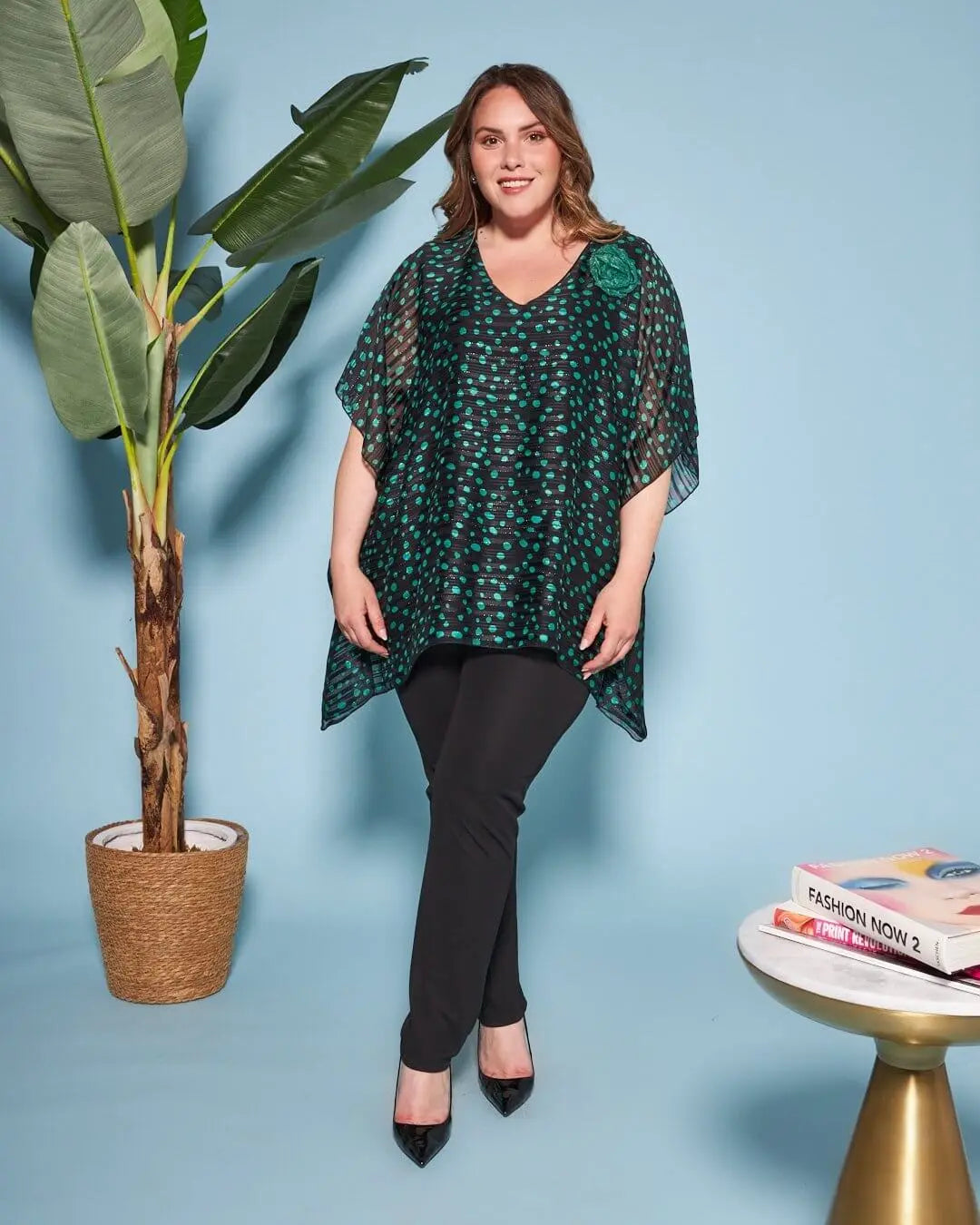 Casacca con scollo a V in georgette a fantasia con spilla a forma di rosa in tessuto lurex. VERDE DORABELLA PIU'