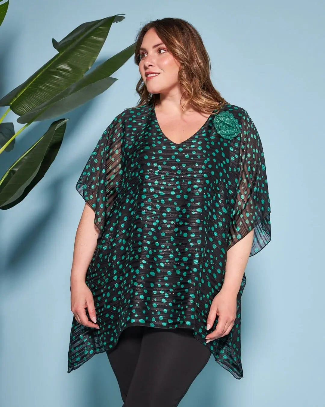 Casacca con scollo a V in georgette a fantasia con spilla a forma di rosa in tessuto lurex. VERDE DORABELLA PIU'