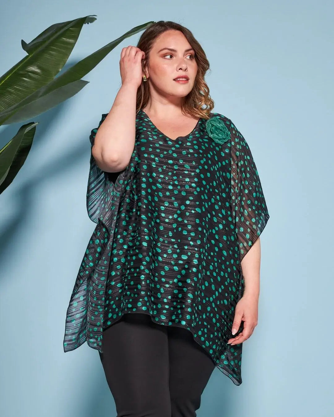 Casacca con scollo a V in georgette a fantasia con spilla a forma di rosa in tessuto lurex. VERDE DORABELLA PIU'