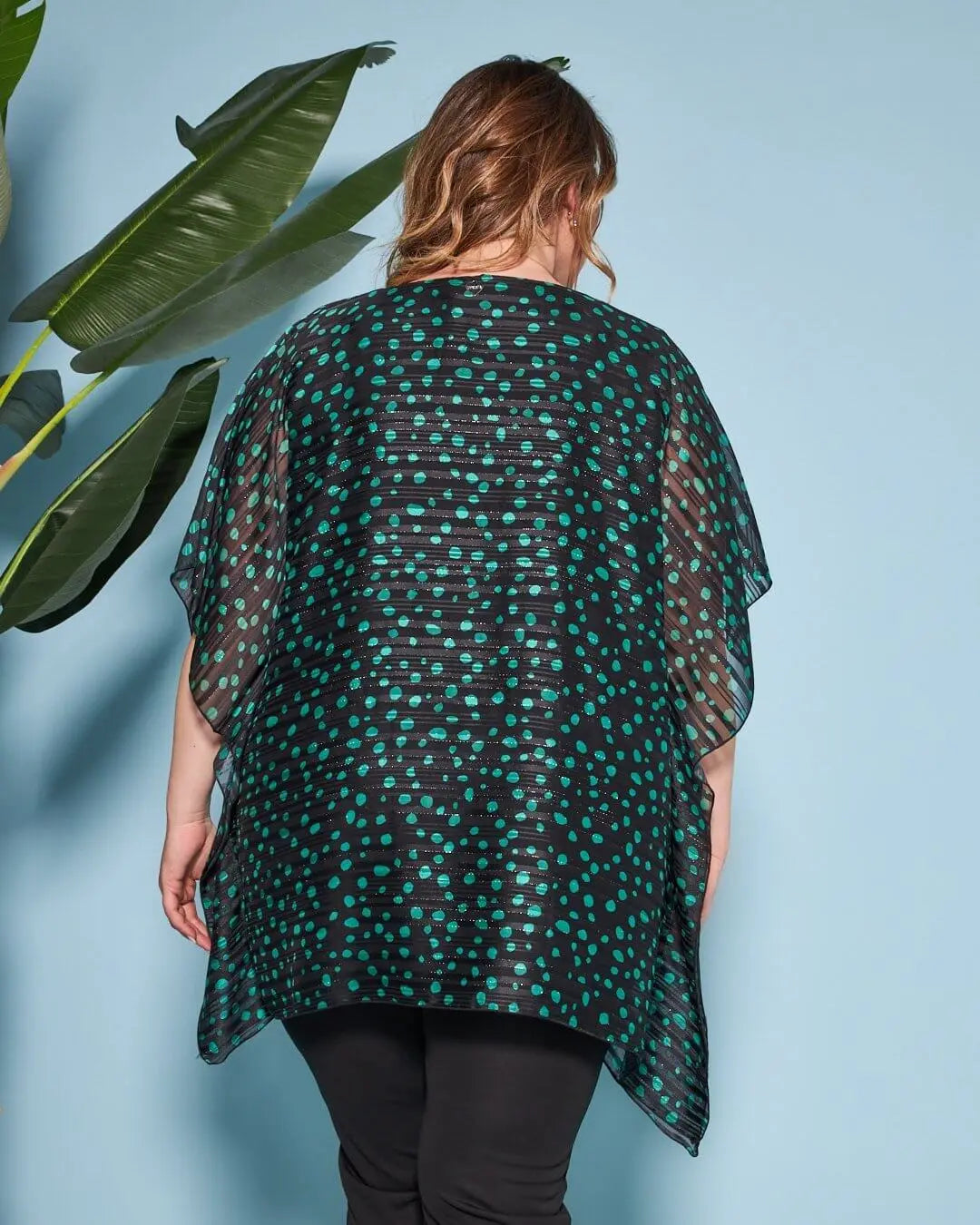 Casacca con scollo a V in georgette a fantasia con spilla a forma di rosa in tessuto lurex. VERDE DORABELLA PIU'