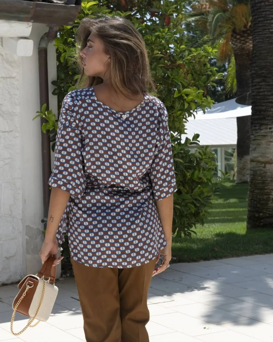 Casacca con scollo a V in raso di viscosa con fantasia multicolore. BLUETTE DORABELLA