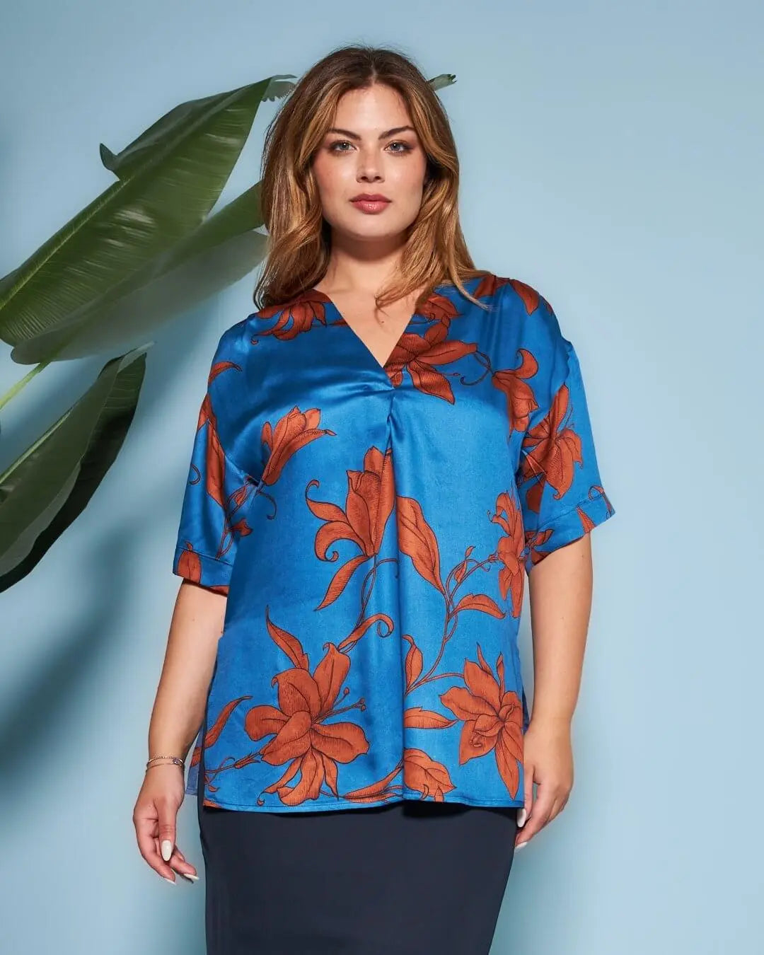 Casacca con scollo a V in raso di viscosa con fantasia multicolore. DENIM DORABELLA