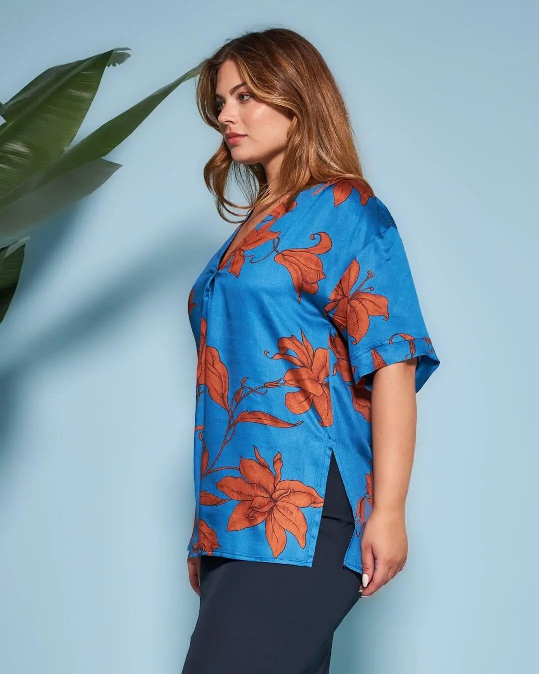 Casacca con scollo a V in raso di viscosa con fantasia multicolore. DENIM DORABELLA