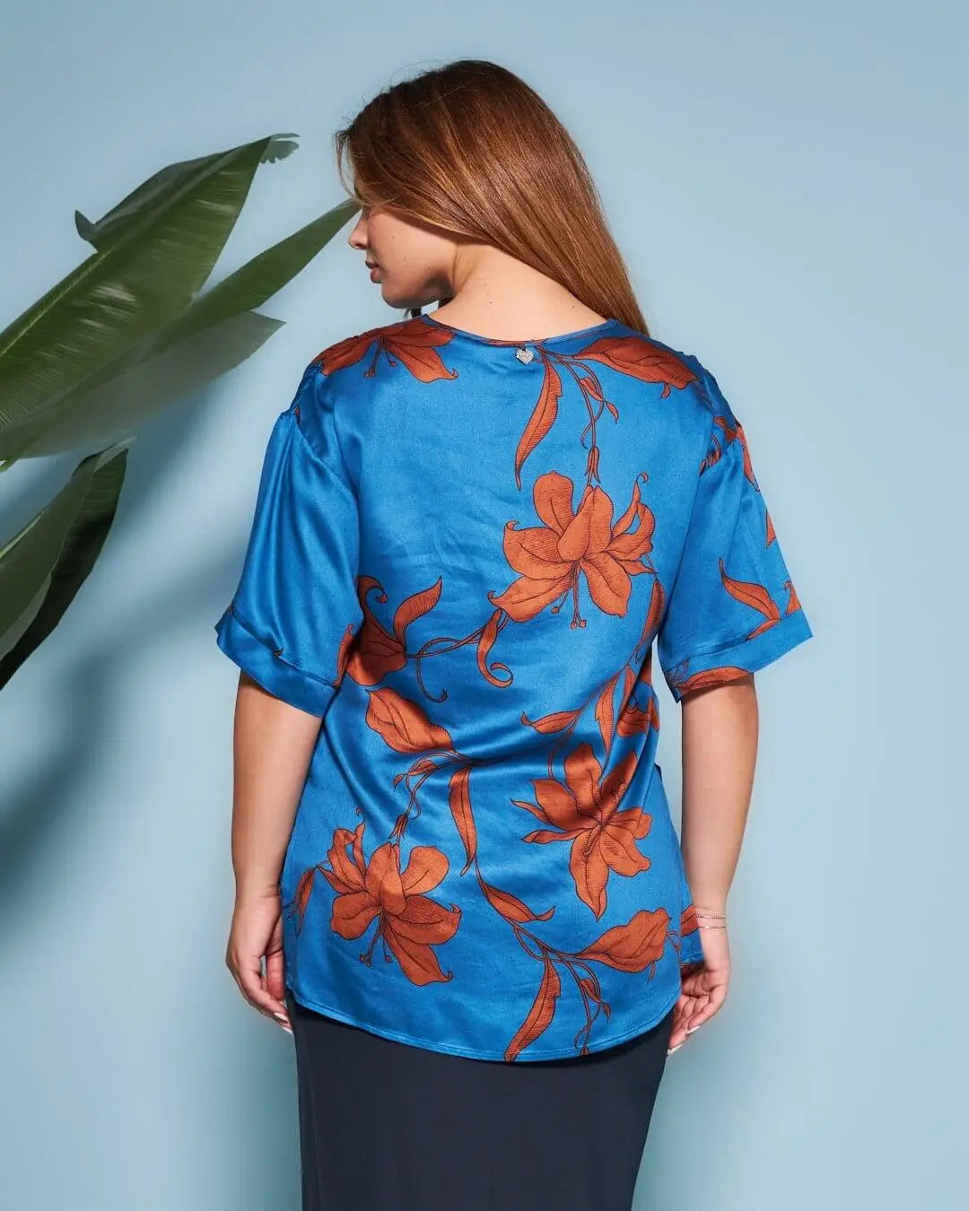 Casacca con scollo a V in raso di viscosa con fantasia multicolore. DENIM DORABELLA