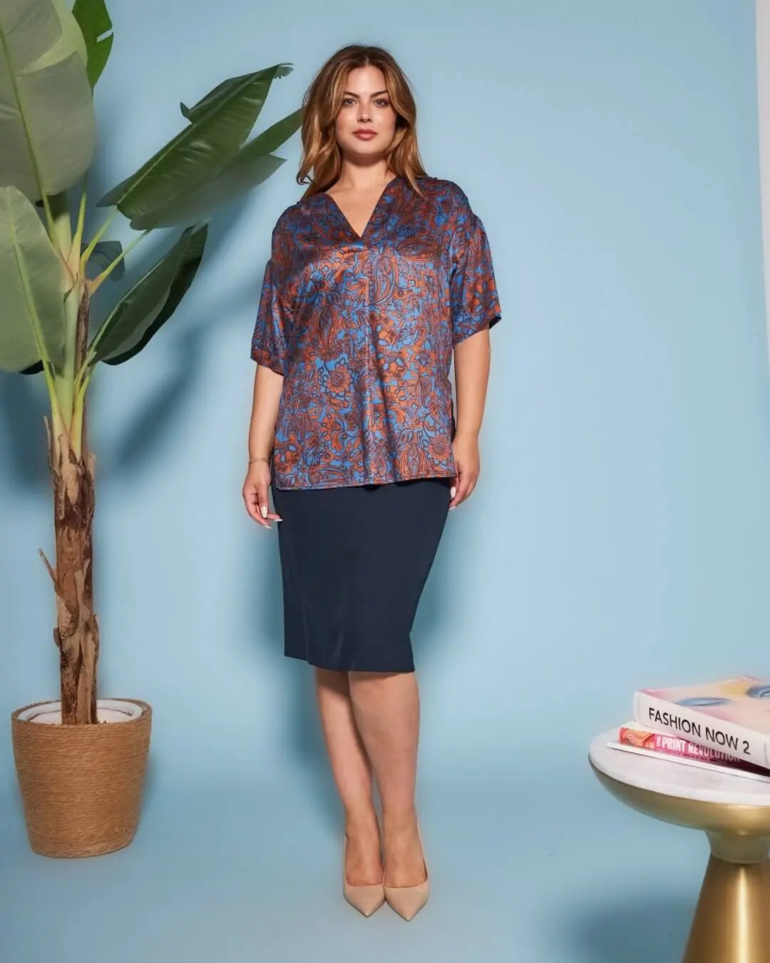 Casacca con scollo a V in raso di viscosa con fantasia multicolore. TABACCO-BLU DORABELLA