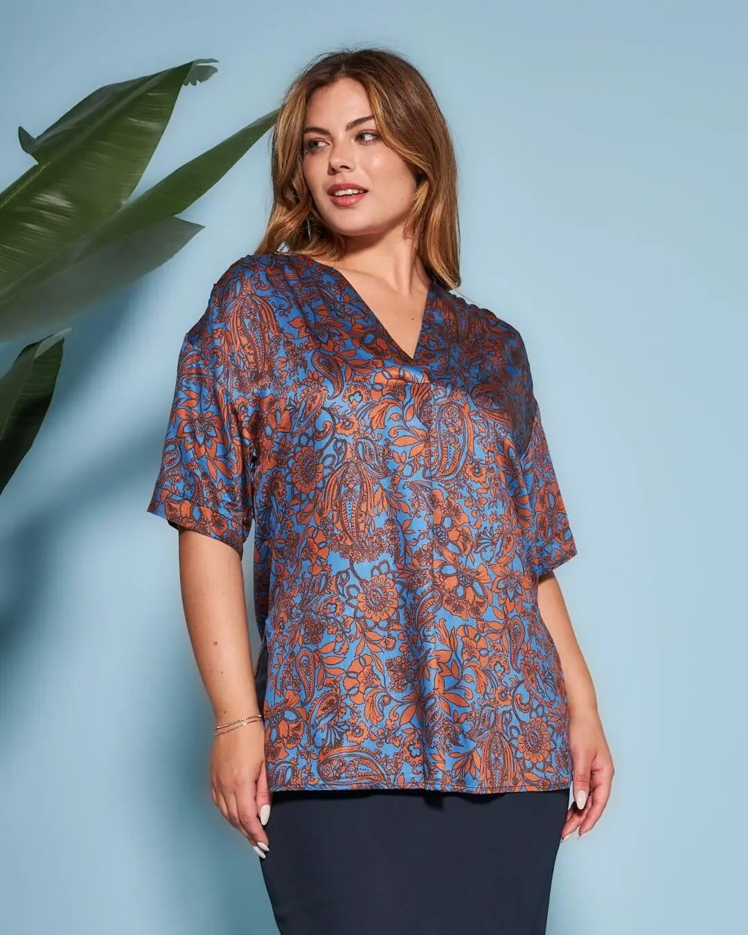 Casacca con scollo a V in raso di viscosa con fantasia multicolore. TABACCO-BLU DORABELLA