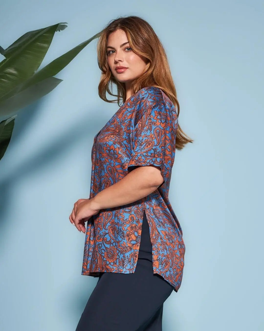 Casacca con scollo a V in raso di viscosa con fantasia multicolore. TABACCO-BLU DORABELLA