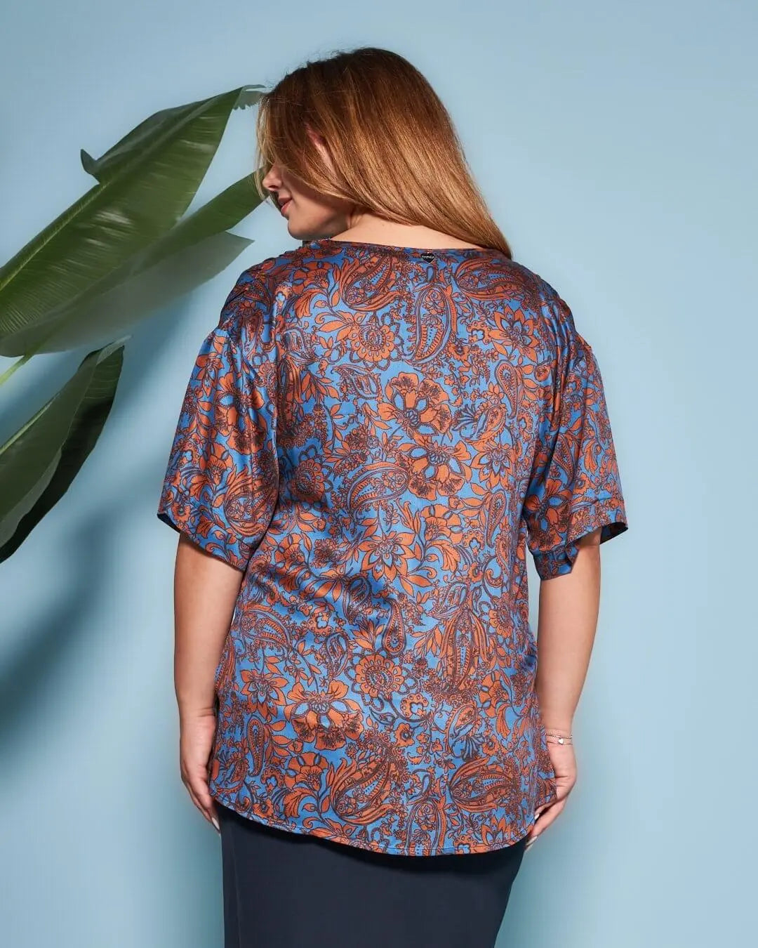 Casacca con scollo a V in raso di viscosa con fantasia multicolore. TABACCO-BLU DORABELLA