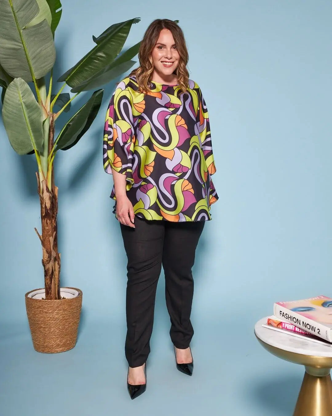 Casacca girocollo in raso con fantasia floreale multicolore e maniche kimono. LILLA DORABELLA PIU'