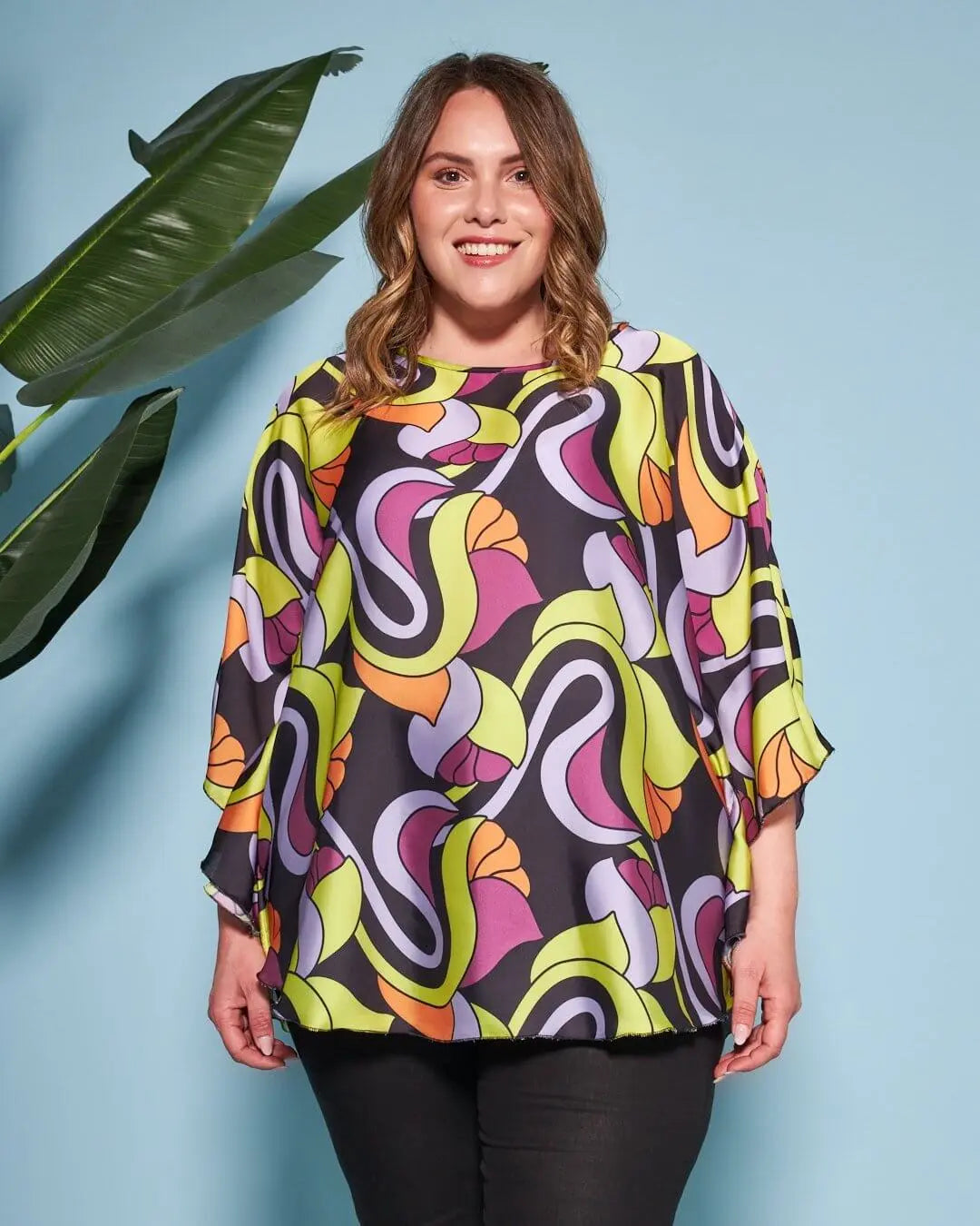 Casacca girocollo in raso con fantasia floreale multicolore e maniche kimono. LILLA DORABELLA PIU'