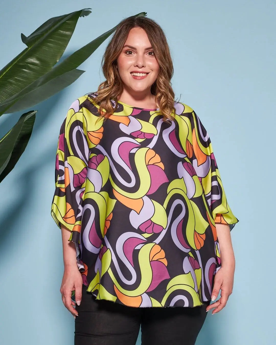 Casacca girocollo in raso con fantasia floreale multicolore e maniche kimono. LILLA DORABELLA PIU'