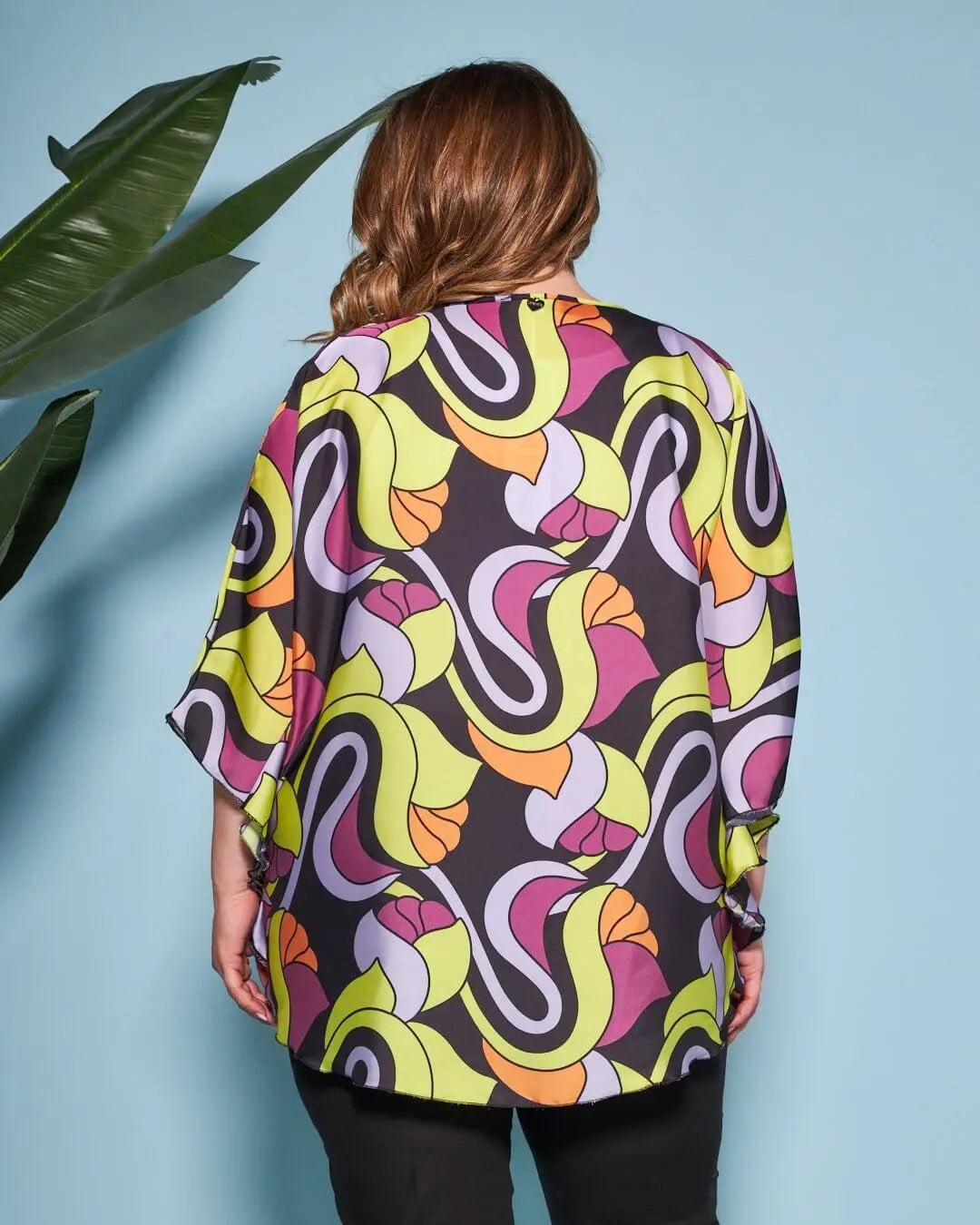 Casacca girocollo in raso con fantasia floreale multicolore e maniche kimono. LILLA DORABELLA PIU'