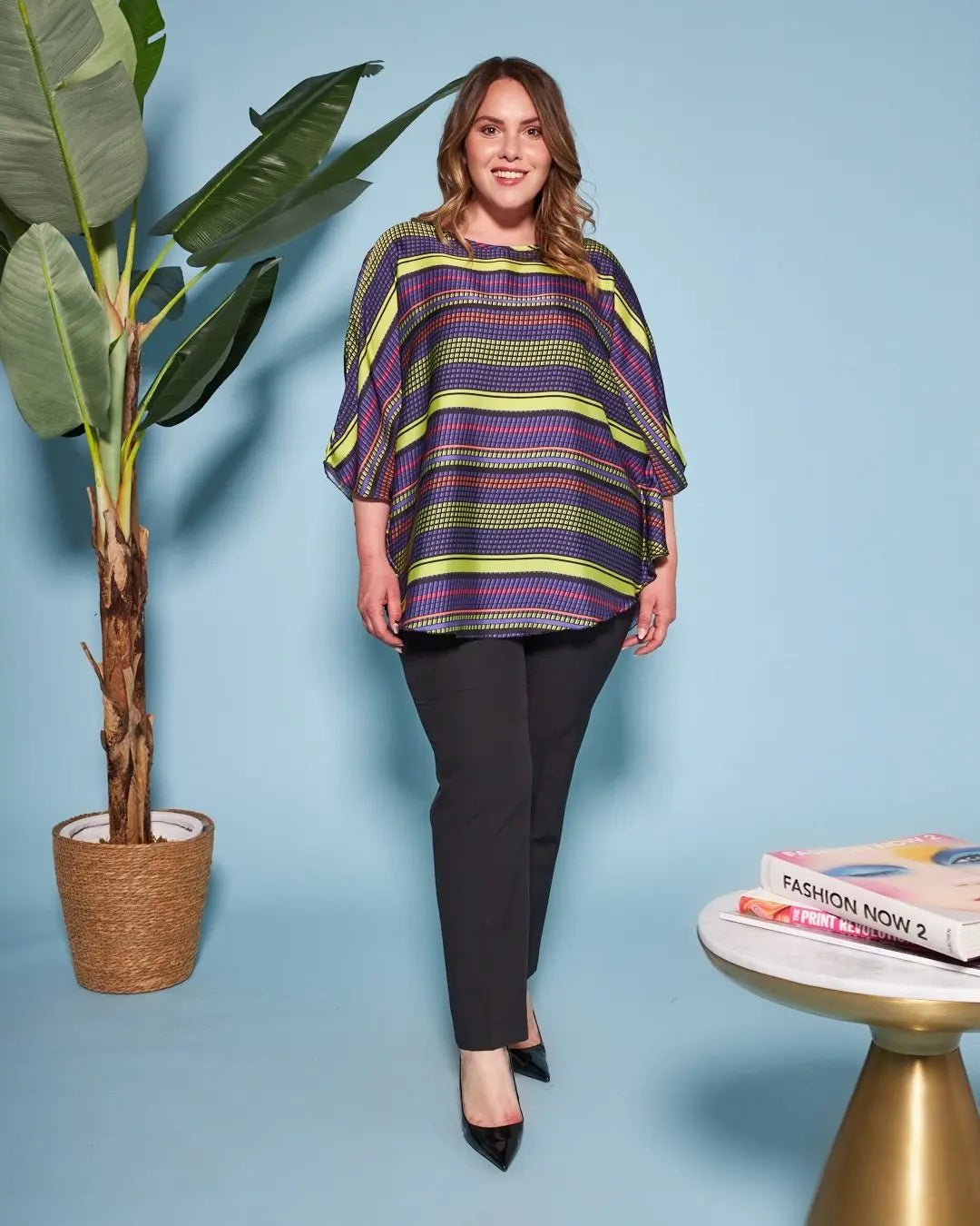 Casacca girocollo in raso con fantasia floreale multicolore e maniche kimono. LIME DORABELLA PIU' 47