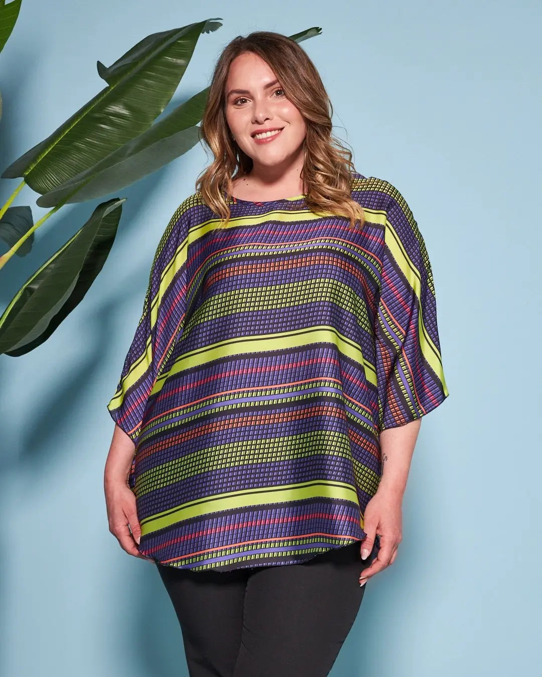 Casacca girocollo in raso con fantasia floreale multicolore e maniche kimono. LIME DORABELLA PIU'