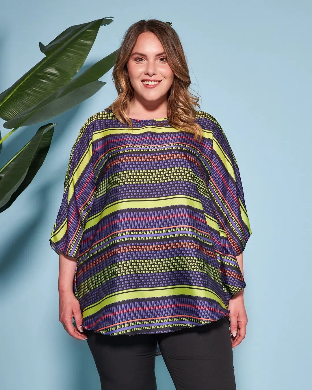 Casacca girocollo in raso con fantasia floreale multicolore e maniche kimono. LIME DORABELLA PIU'