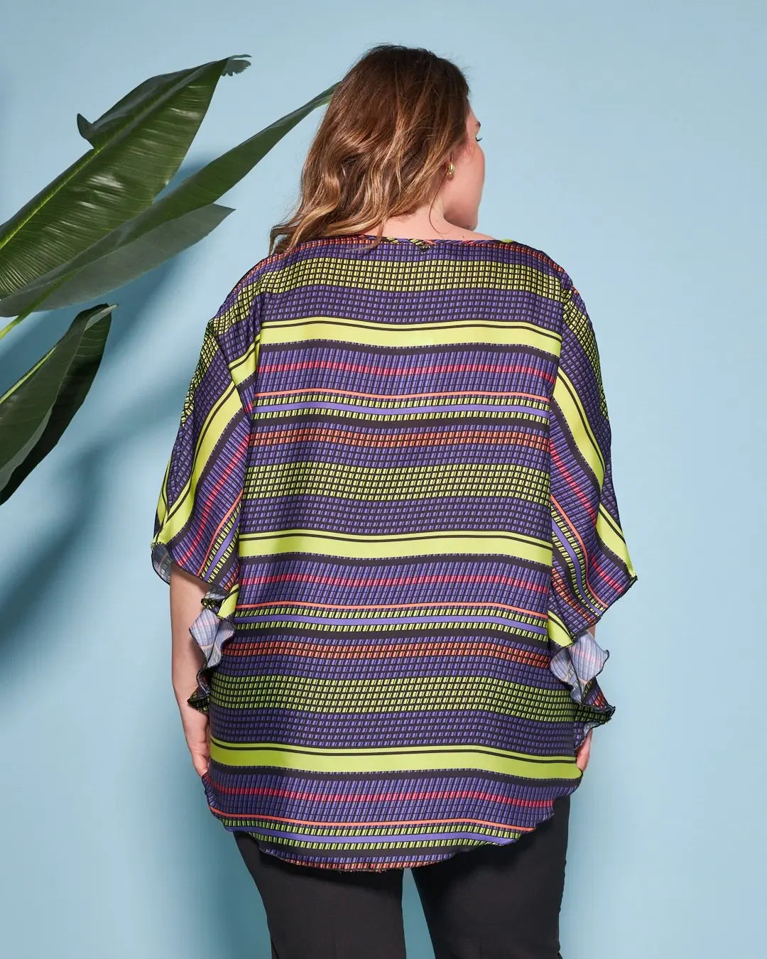 Casacca girocollo in raso con fantasia floreale multicolore e maniche kimono. LIME DORABELLA PIU'