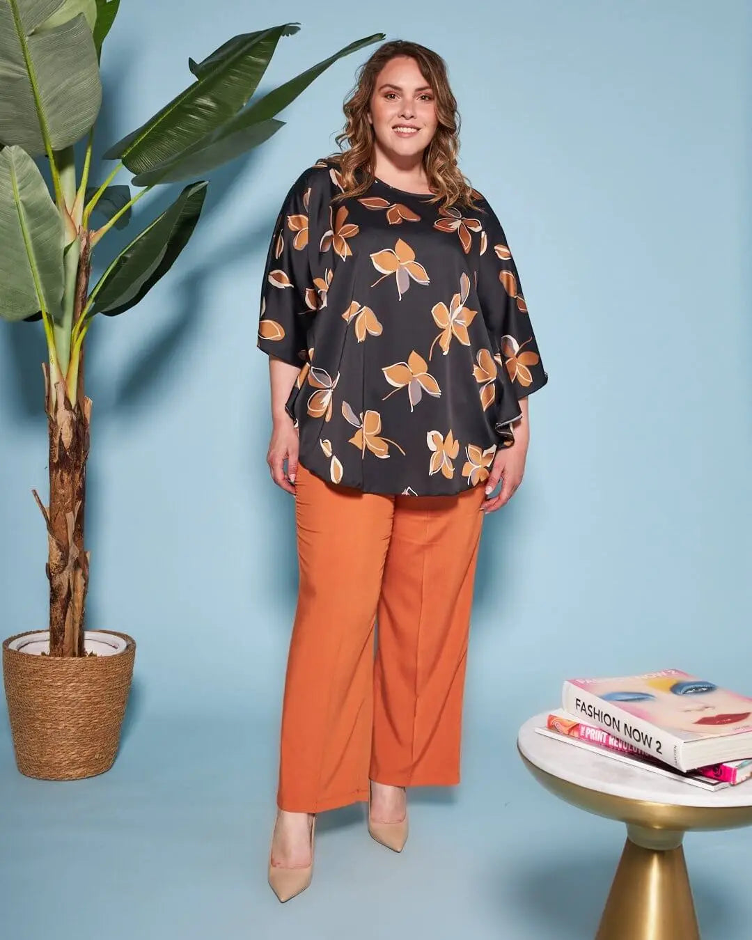 Casacca girocollo in raso con fantasia floreale multicolore e maniche kimono. NERO DORABELLA PIU'