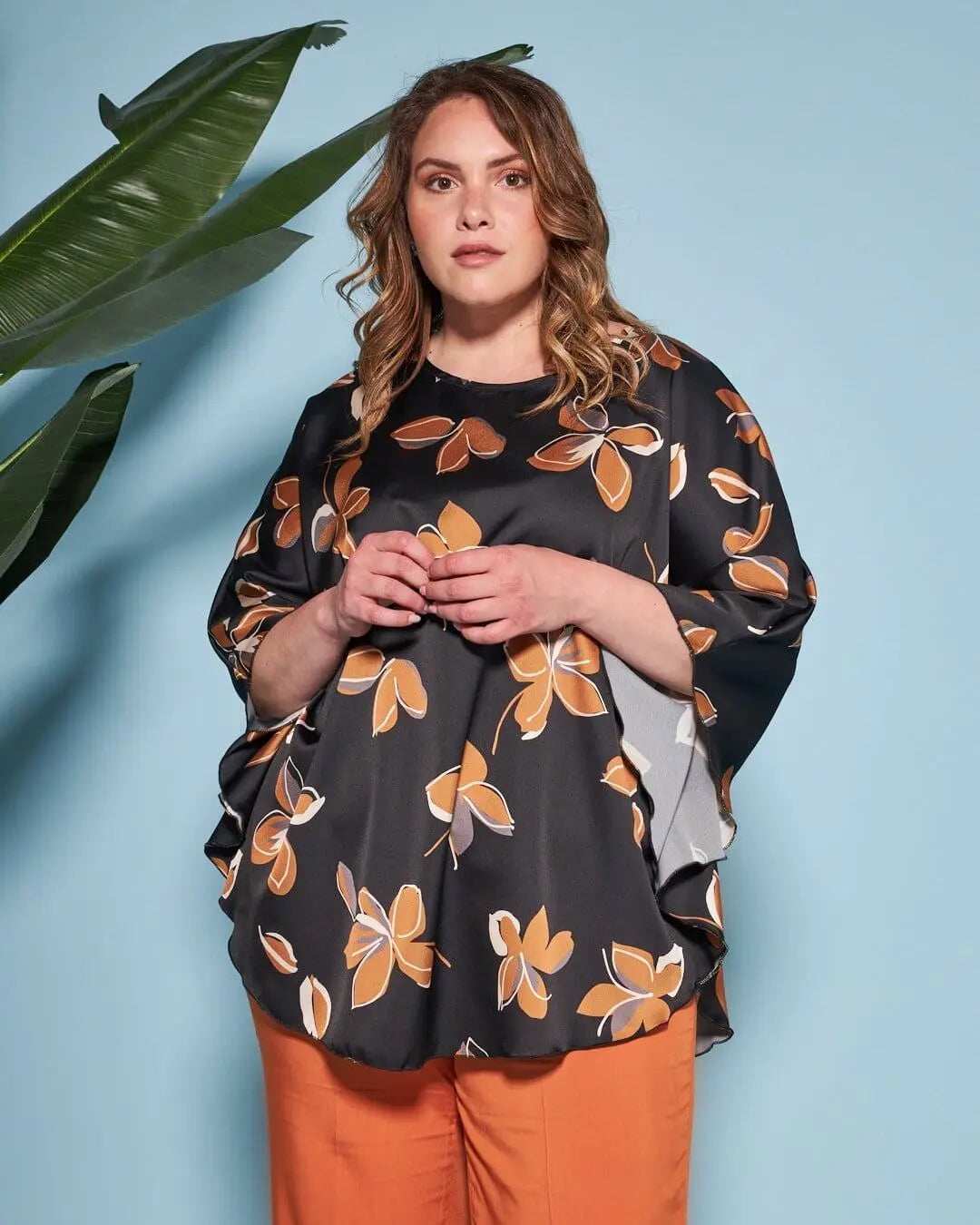 Casacca girocollo in raso con fantasia floreale multicolore e maniche kimono. NERO DORABELLA PIU'