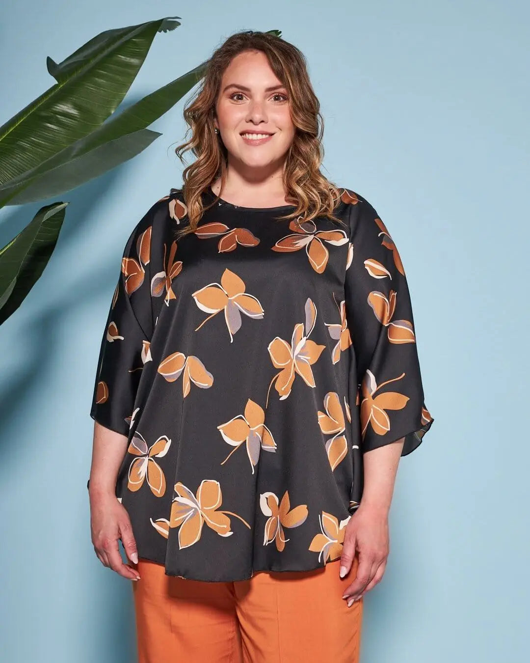 Casacca girocollo in raso con fantasia floreale multicolore e maniche kimono. NERO DORABELLA PIU'